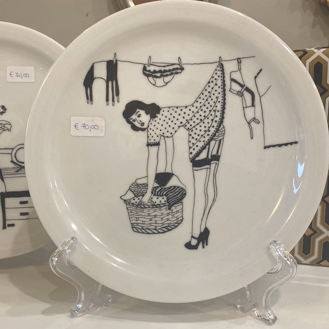 Decorative plate hand painted Pin Up brunette  girl Piatto Pin-up “La bruna”