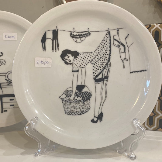 Decorative plate hand painted Pin Up brunette  girl Piatto Pin-up “La bruna”